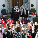 Kronprinsfamilien hilser barnetoget på Skaugum  (Foto: Erlend Aas, Scanpix)
